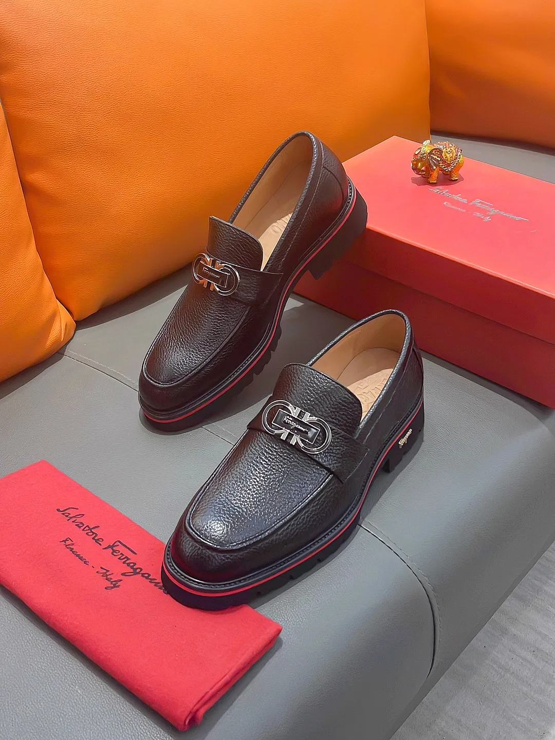 Men's shoes FERRAGAMO "Ferragamo" P540 Regular size: 39-44 (38, 45, 46, 47 customized) (suit shoes) Product materials: Selected first-layer cowhide upper, imported sheepskin lining; original outsole.
